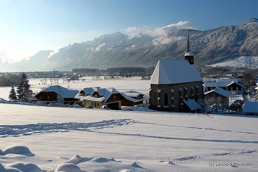 sonniges verschneites Salzachtal mit Blick über die Kirche zum Göll